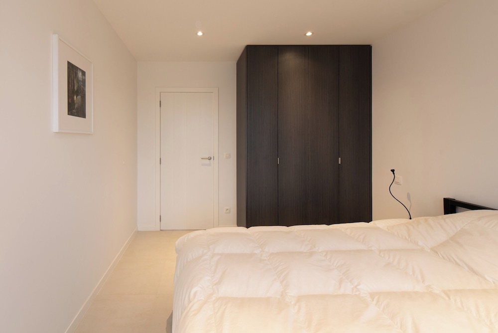 Apartment on Zeedijk With Sea View