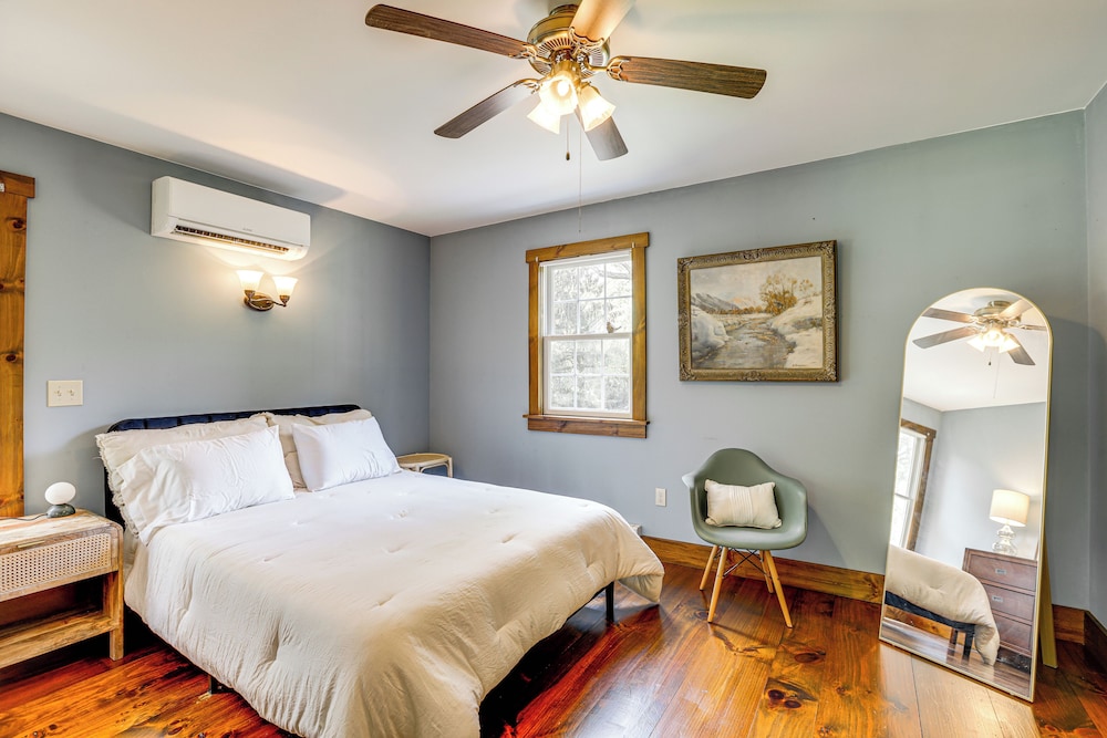 Walk to River: Couples Retreat in Kintnersville!