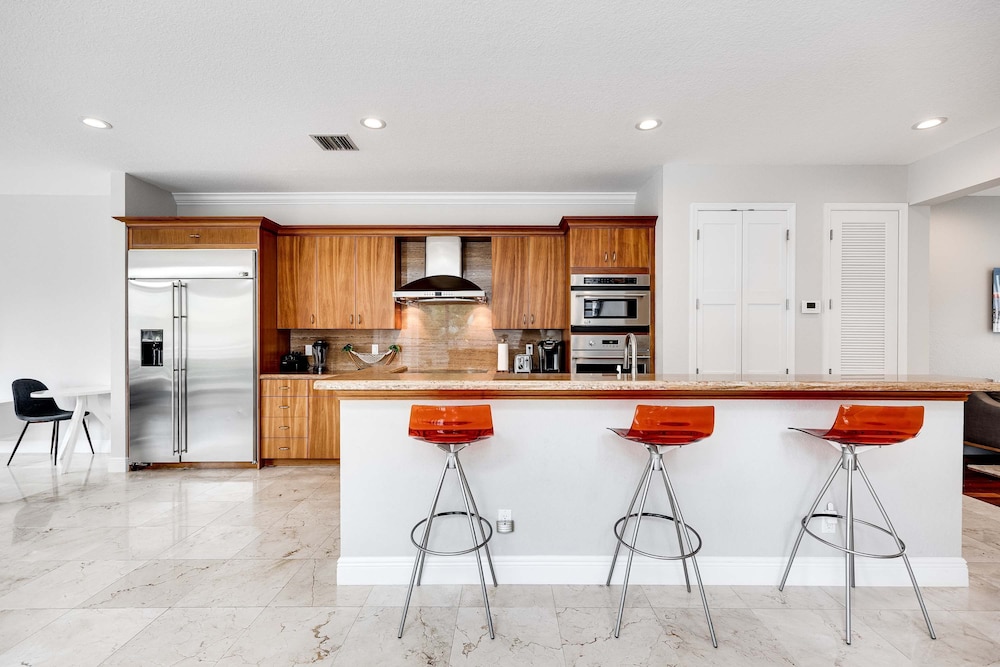 NEW 3-story Townhome With Pool Room Expansive Balcony Seconds Away From Las Olas