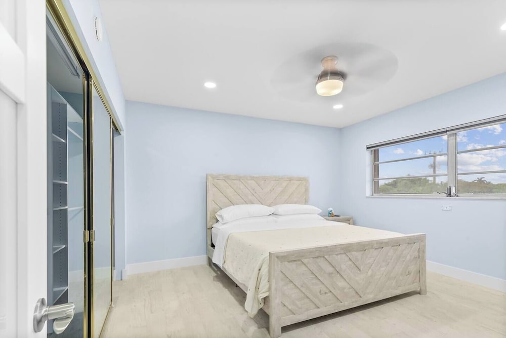 Las Olas & Beachside getaway with pool