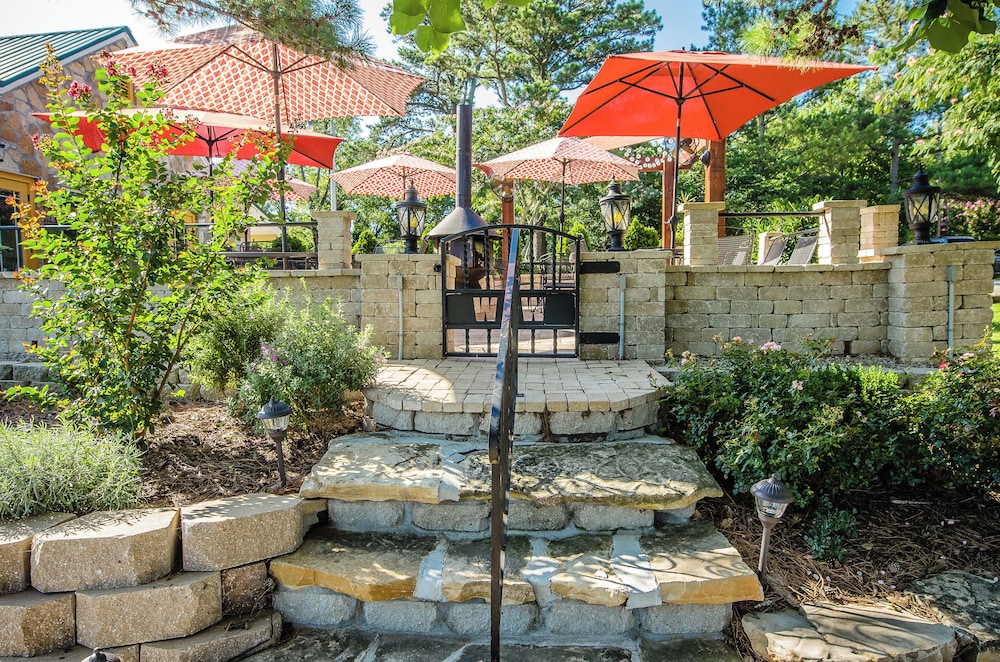 Whispering Woods Cabins & Grill