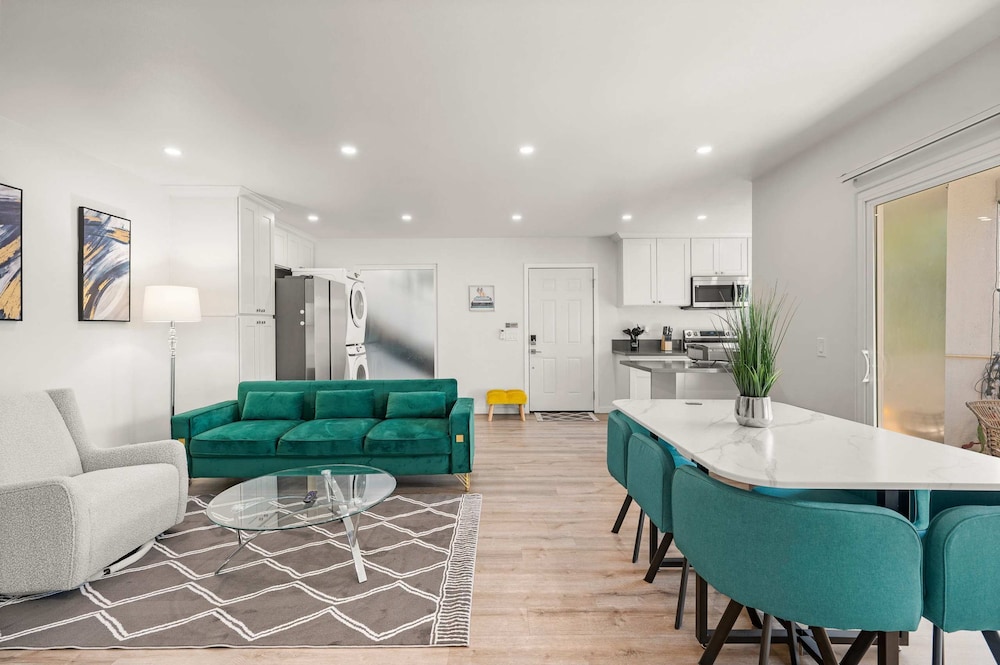 Foothills Oasis w Private Balcony Free Parking 3