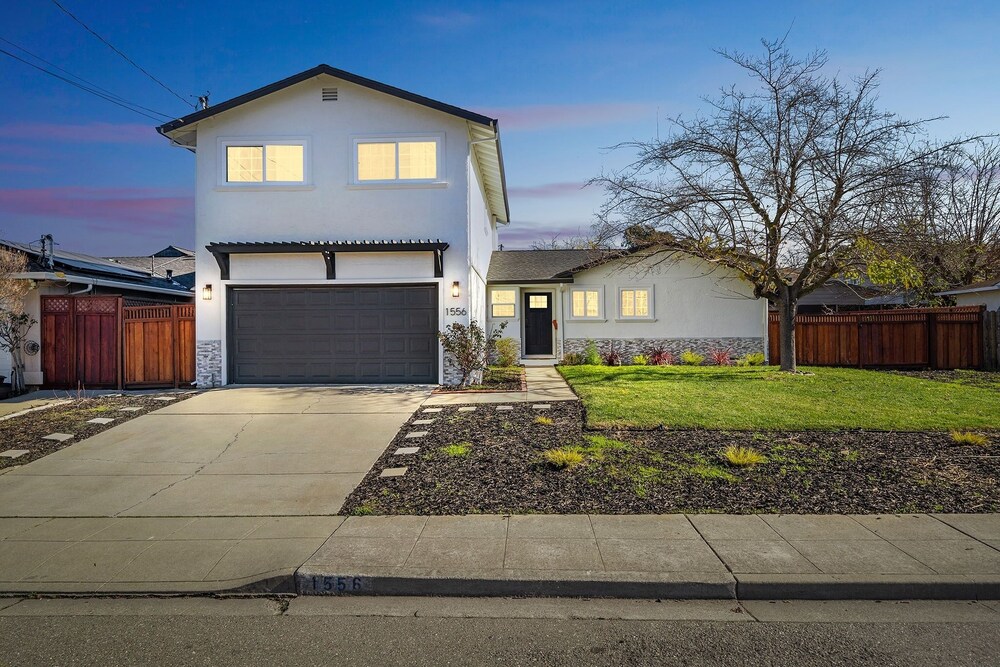Cozy Home With Hot Tub Family-friendly Yard 5 Bedroom Home