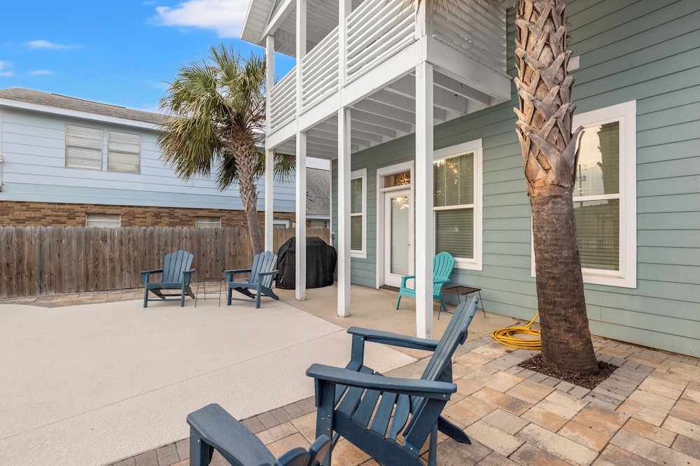 Spacious 4-bed, 3-bath Beach House Sleeps 12 for the Perfect Getaway