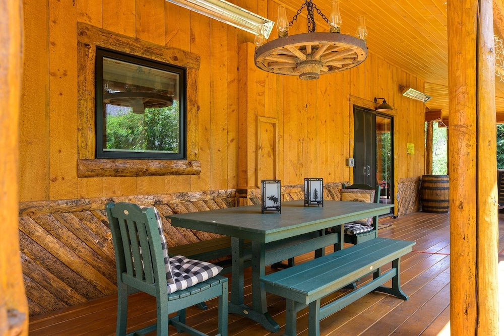 The River House 3 Bedroom Cabin