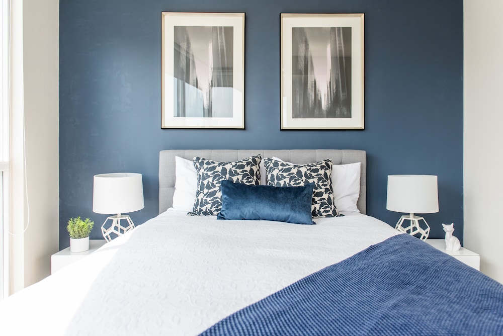 QuickStay CN Tower View Condo in Fort York - Image 5