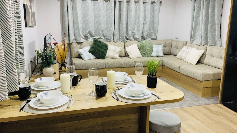 BAF Luxury Stays - Caravan Sleeps 8