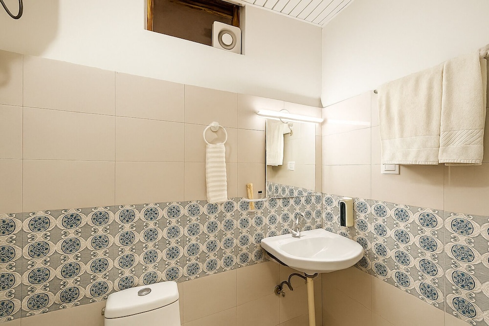 Hotel Shiva Lake - Near Mussoorie Lake