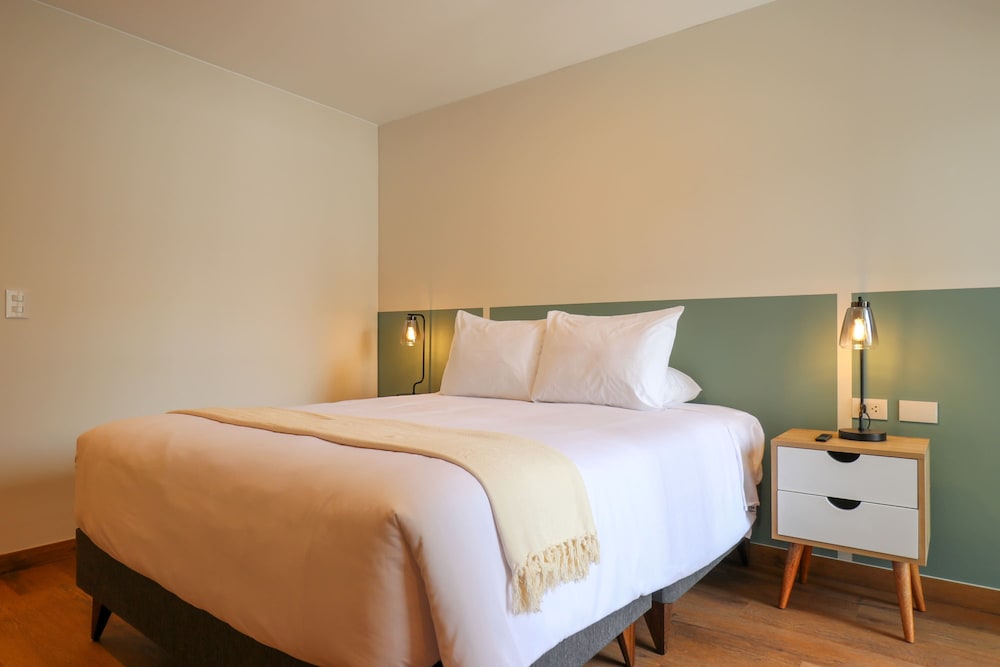 w Group-friendly 3BR w Balcony in Miraflores