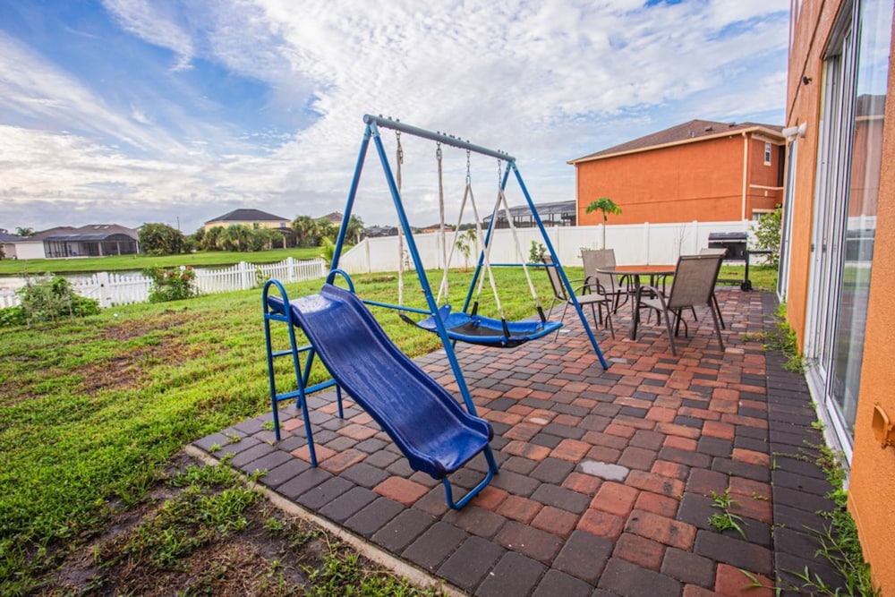 Cheerful 5 bed - 4 Bath Spacious Home
