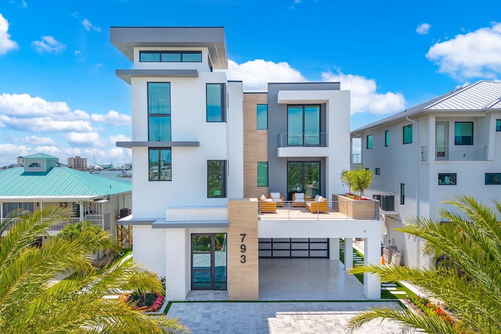 793 Shoreline Estate: 6bd/6br, Luxurious Pool Home On The Water! 6 Bedroom Home
