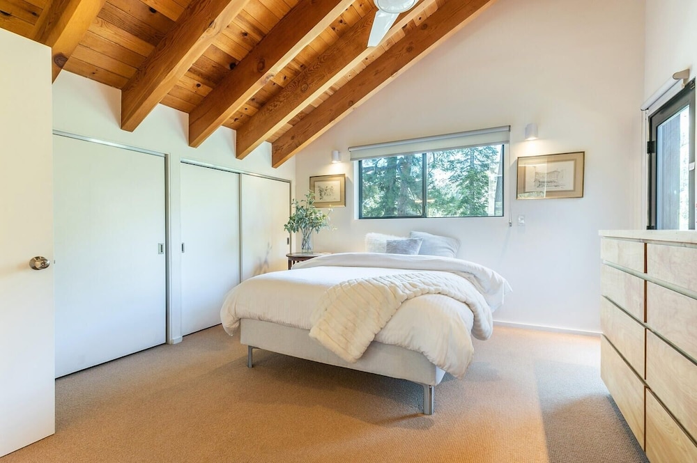 Lake Tahoe Vacations - Trapper Mc Nutt Modern Mountain 4 Bedroom Home by RedAwning - Property Image 21