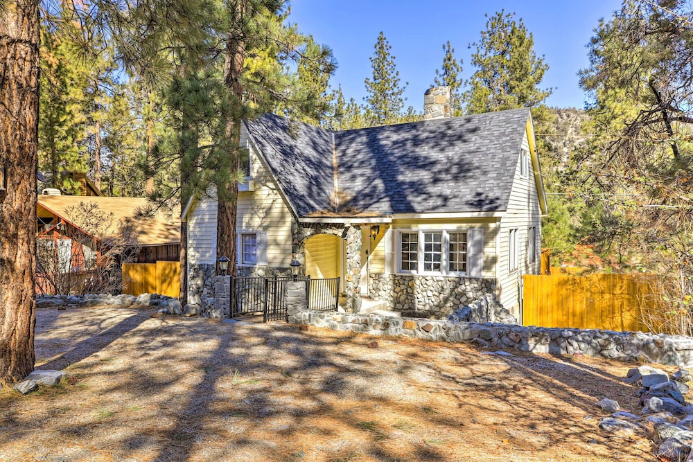 Cozy Home, 1/2 Mi to Downtown, 4 Mi to Hikes! view 5