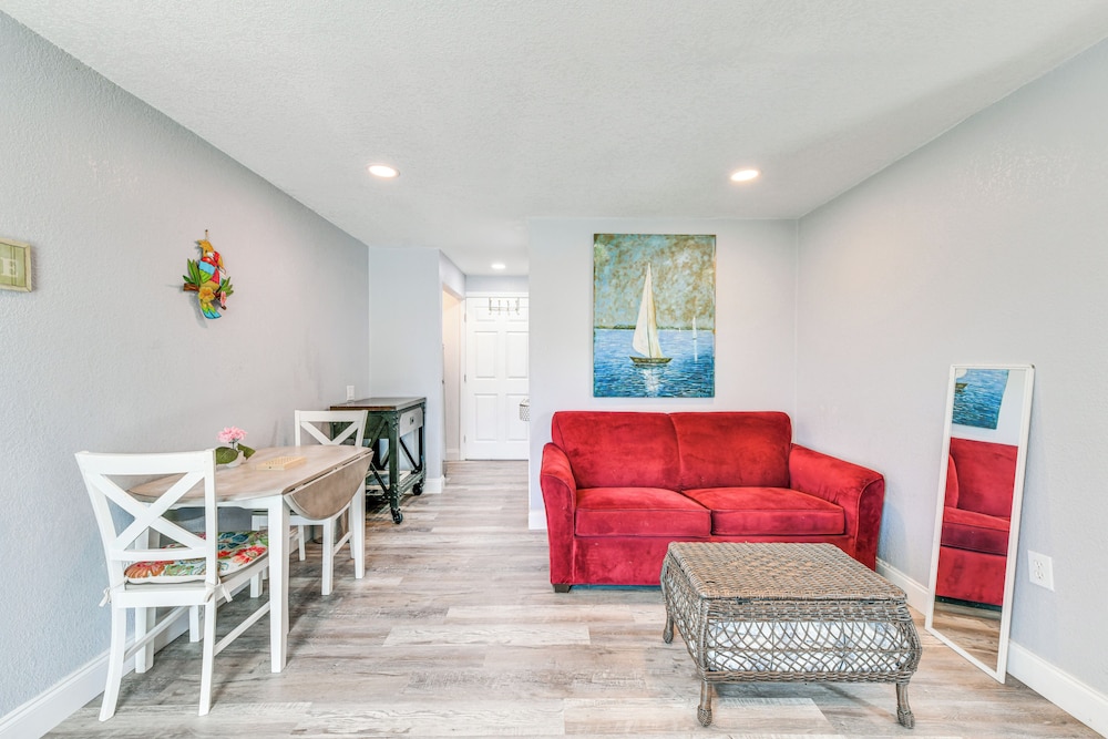 Backyard Hangouts: Bradenton Home Near Dining!