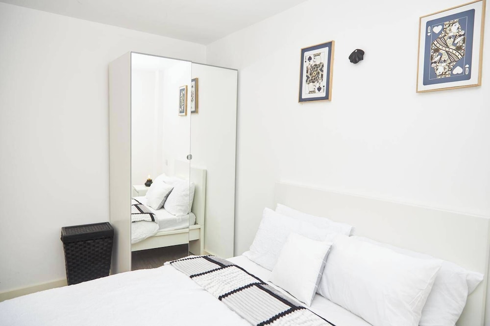 Apartment-sleeps4-streetparking-balcony-duplex