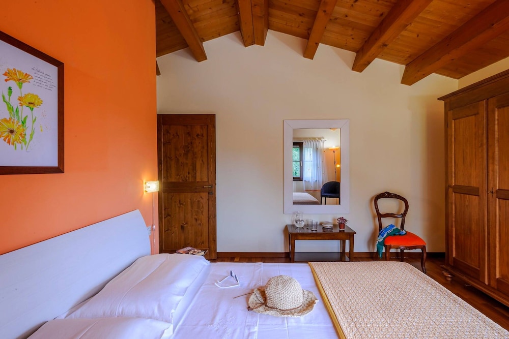 Casale Partemio 8 Marche Holiday Villas