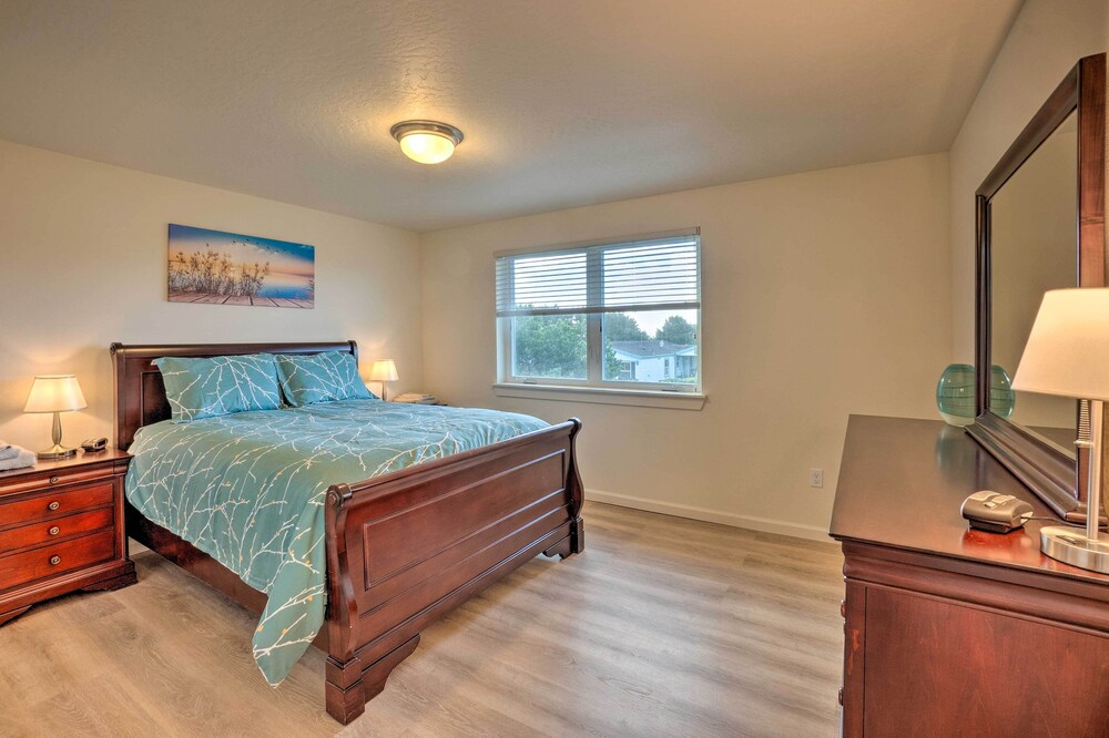 Spacious Bandon Getaway - 2 Blocks to Ocean! view 4
