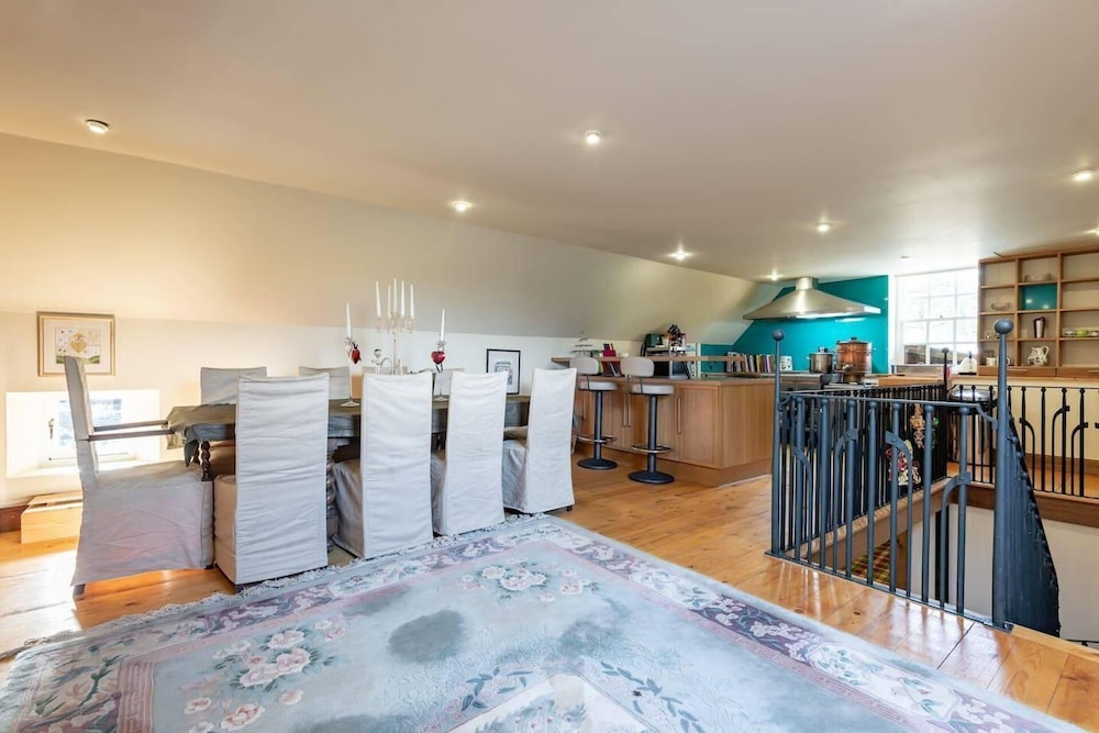 Stunning Luxury Duplex With Hot Tub and Aircon view 4