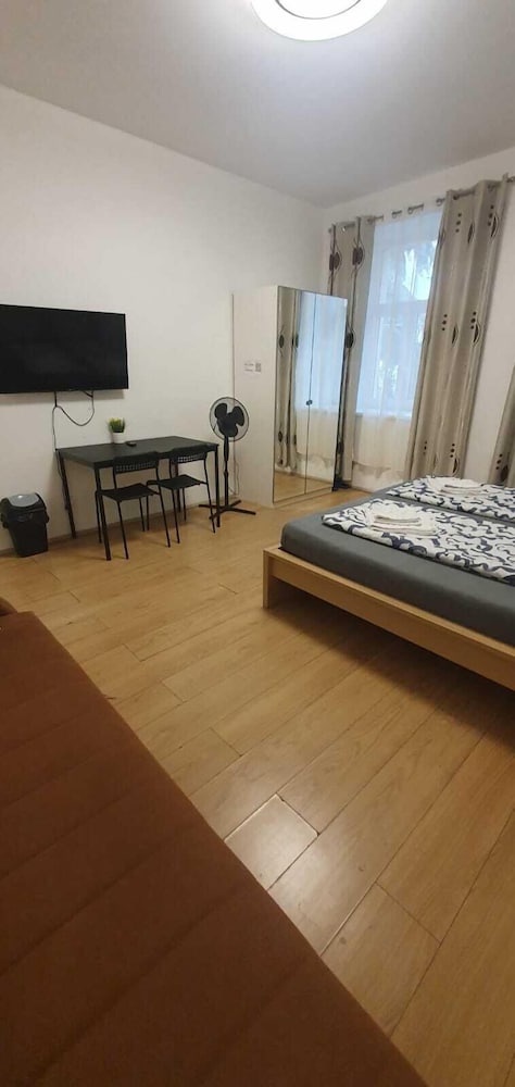 Group Stay 3 Apts Near Enkplatz