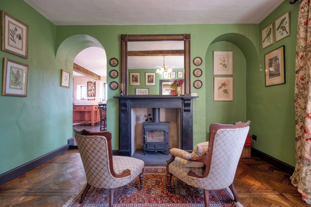 Stunning 4BD Home in Worcestershire