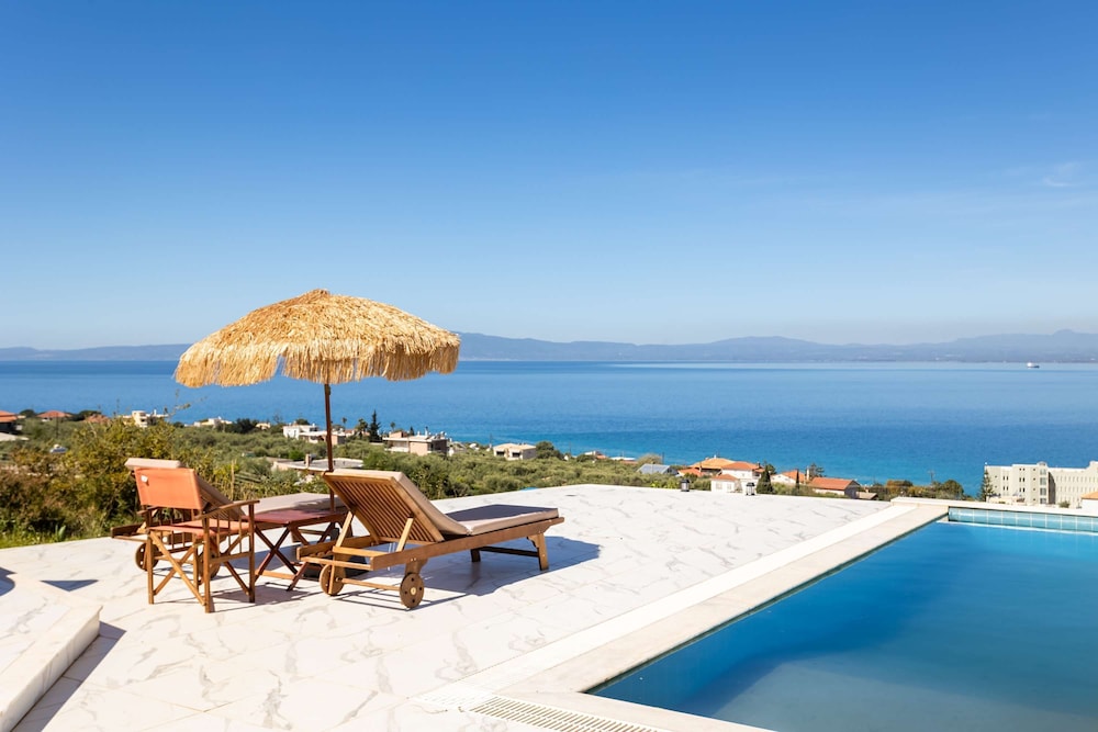 Seaview Getaway With Pool Panoramic Views