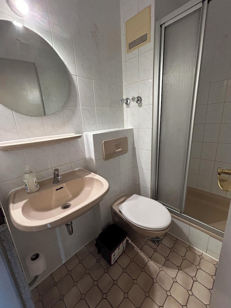 2-Rent Group Hostel Rooms AUB162