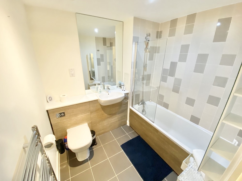 2-bed Apartment Parking Deep Cleaned Professionally
