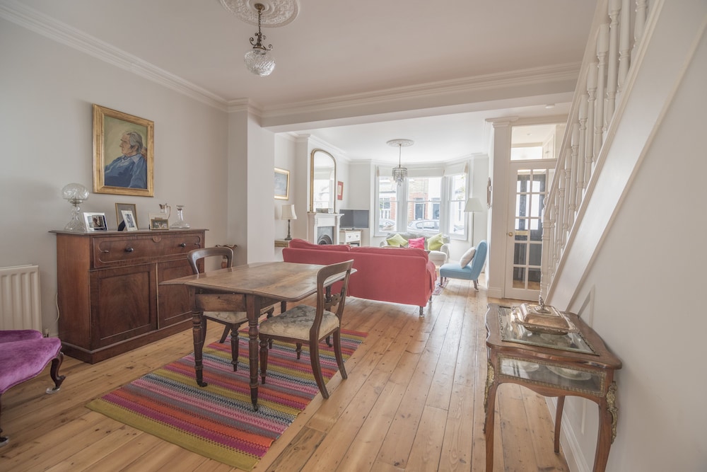 Traditional Home in Kew Gardens