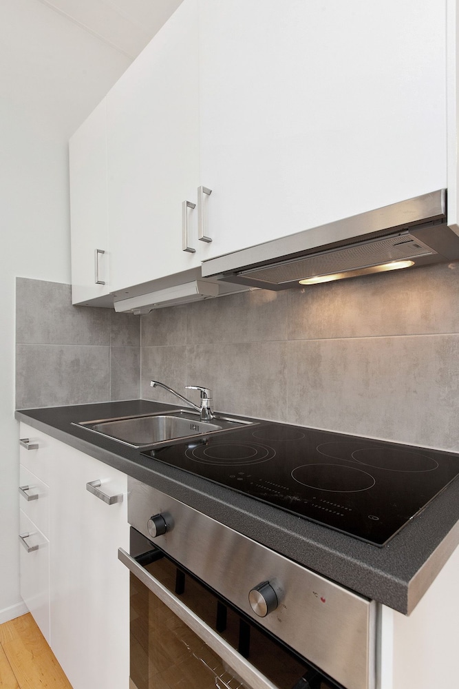 1 Bedroom Short walk to main street view 4