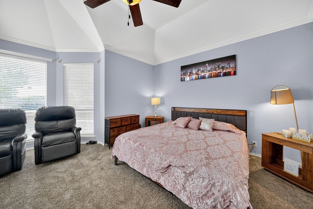 San Antonio Oasis Hot Tub & Pool Access 4 Bedroom Home