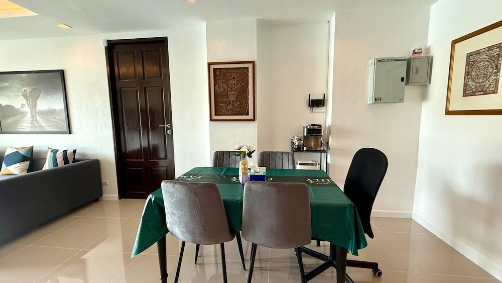 6-20 - 2 Bdr Condo With Balcony and Shared Pool
