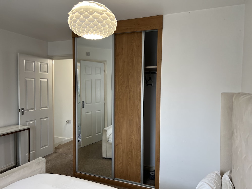 Charming 2-bed Terraced Home in Dartford view 3