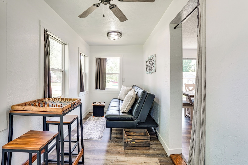 15 Mi to Downtown Sioux Falls: Gem w/ Yard!