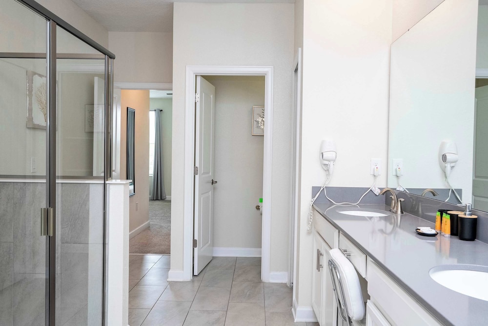 Stunning Game Room & Pool Jacuzzi Storey Lake 2799