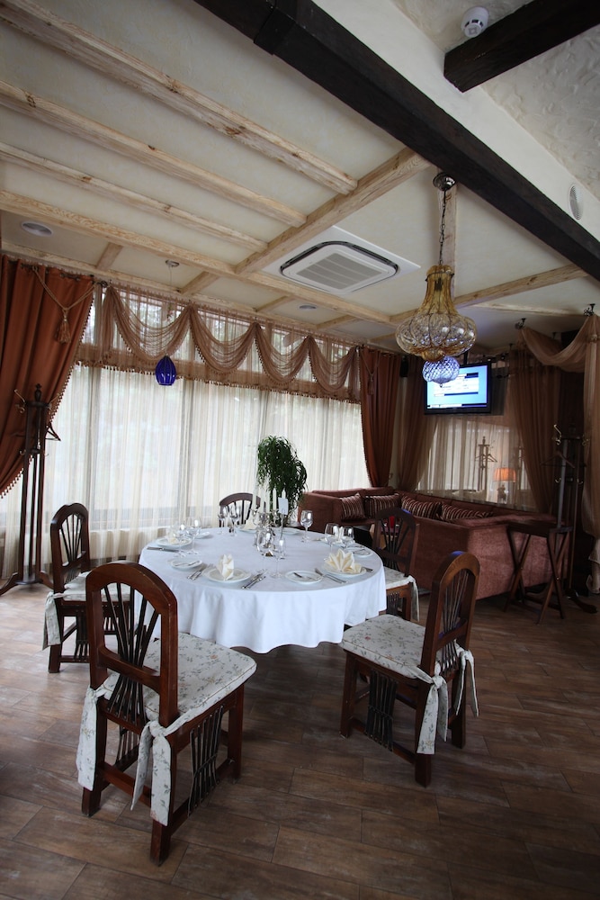 Park-Hotel Butenko Stable