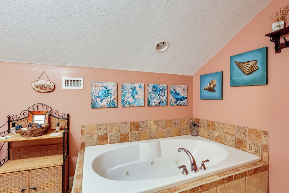 1/2 Mi to Sapelo River: Family Home w/ Large Yard