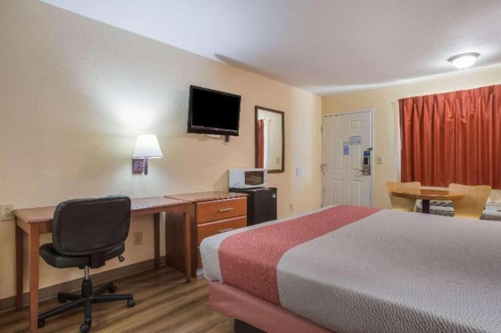 HomeTown Inn & Suites