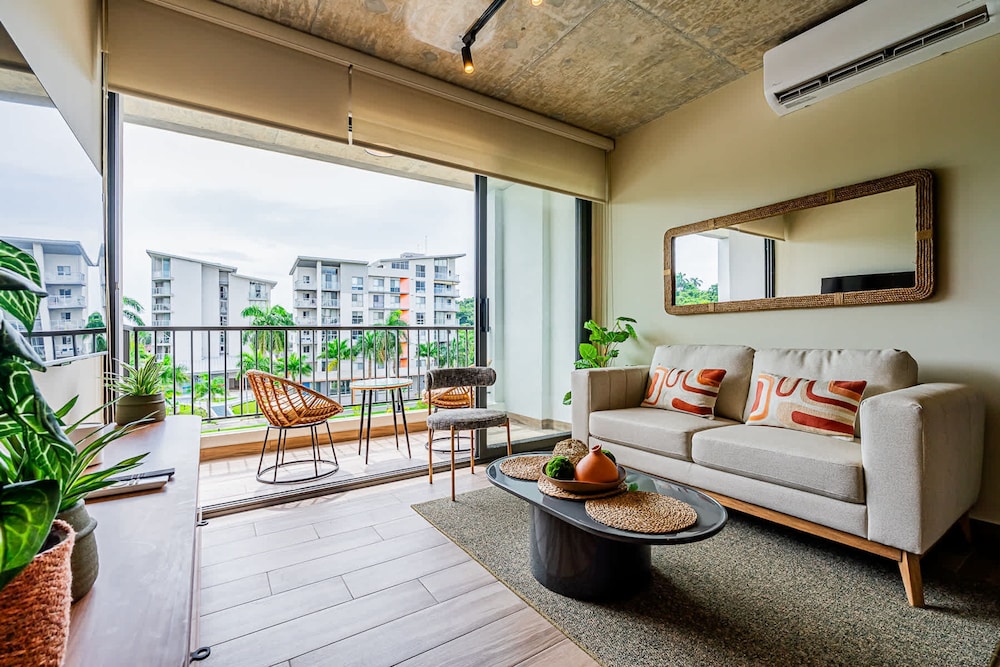 w Modern 2BR w Great Deco in Centriqo