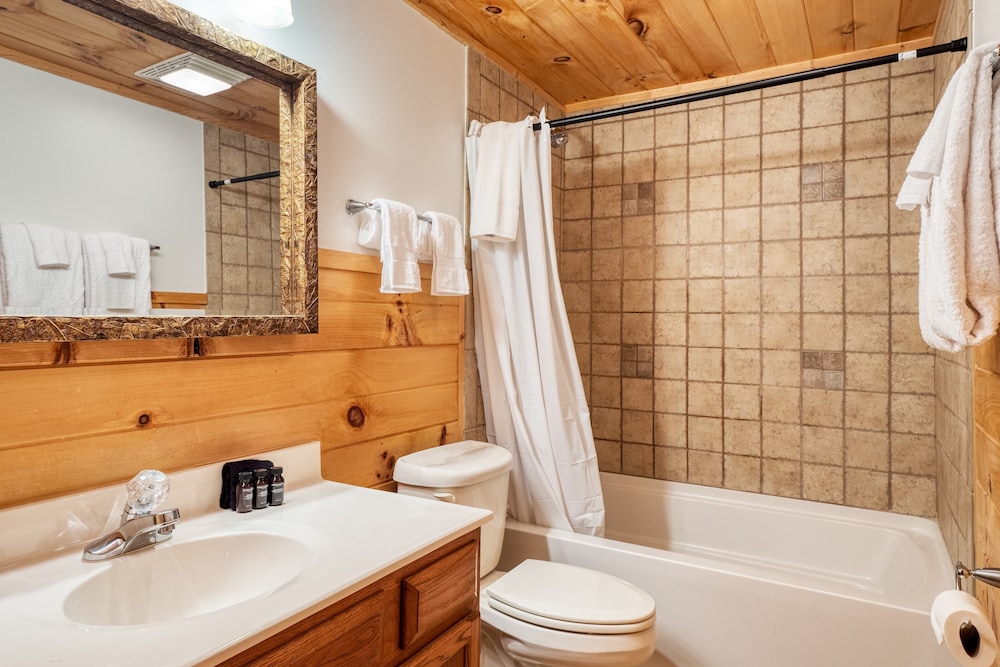 Chestnut by Avantstay Mountain Cabin w/ Treetop Views, Hot Tub & Game Room! view 3