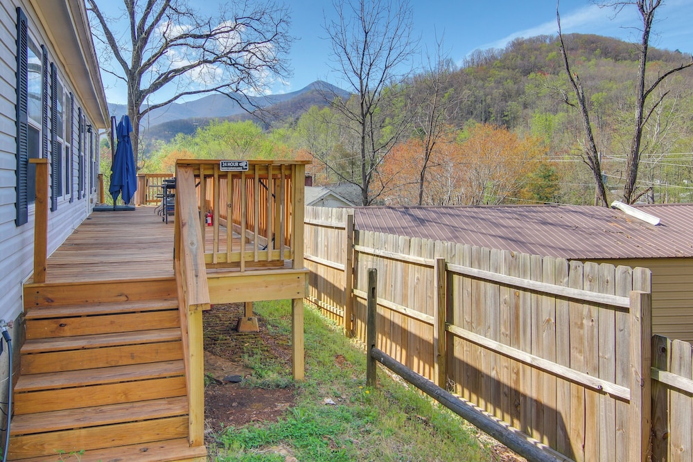 6 Mi to Blue Ridge Parkway: Home w/ Deck & Views!