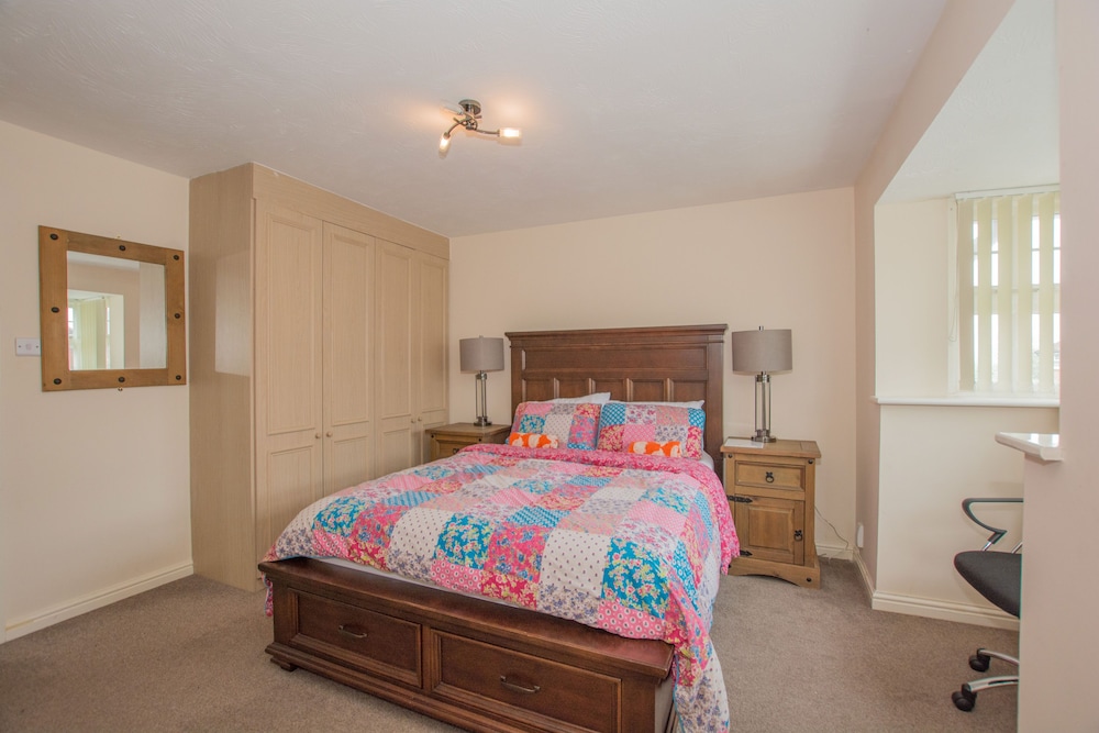 Modern 4 Bedroom Detached House in Cardiff view 4