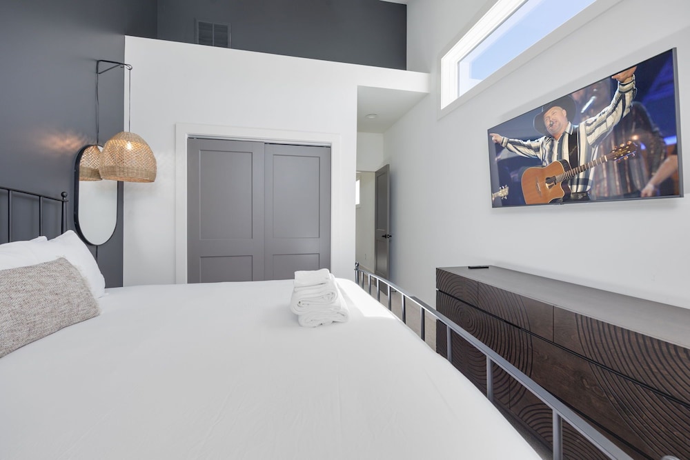 Elevate - Modern Luxury - Stunning City Views