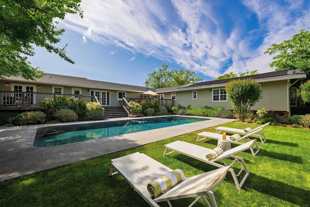 Glen Ellen Escape 5BR Retreat w/ Pool, Hot Tub, Hammocks & Vineyard Views