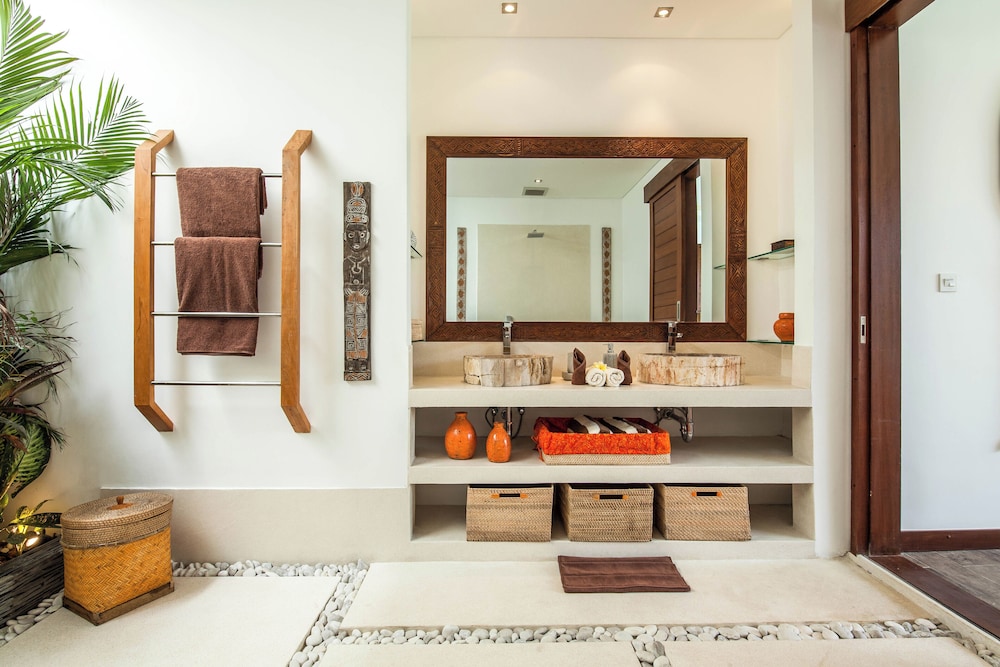Dreamy 5BR Haven, 200m to Berawa's Blissful Beach