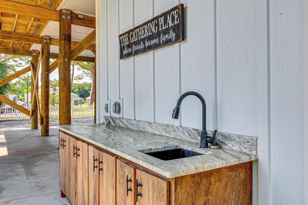 Waterfront Oasis in Dauphin Island - Shared Perks!