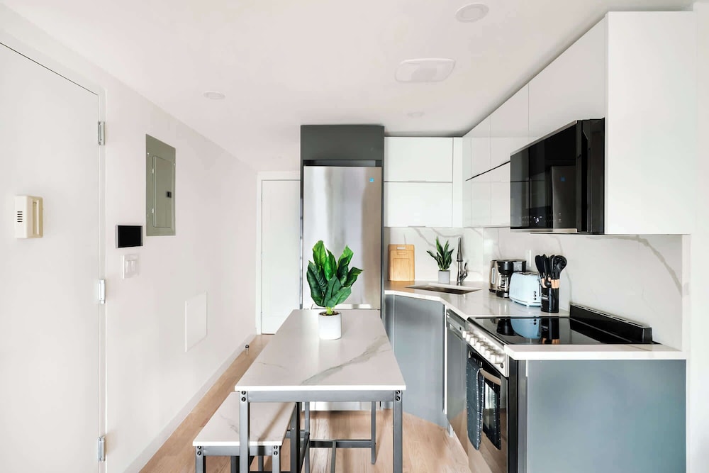 22-4a Sleek Modern 1BR Gramercy