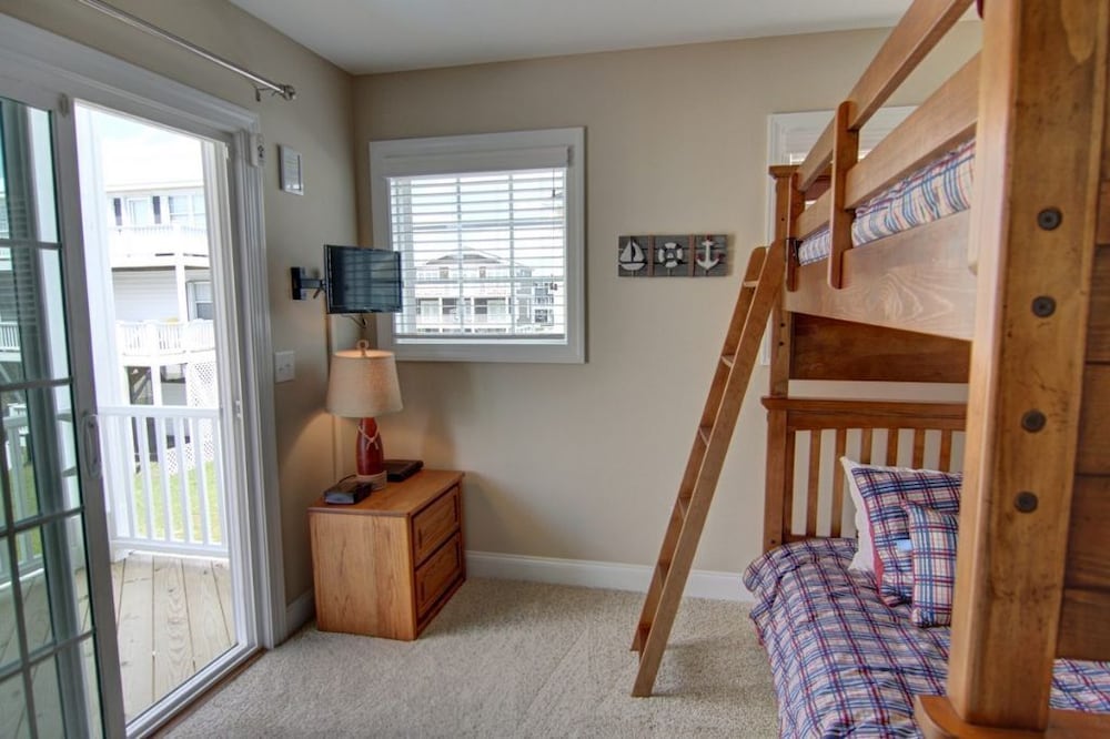 Welcome  4 Bedroom Home by RedAwning view 2