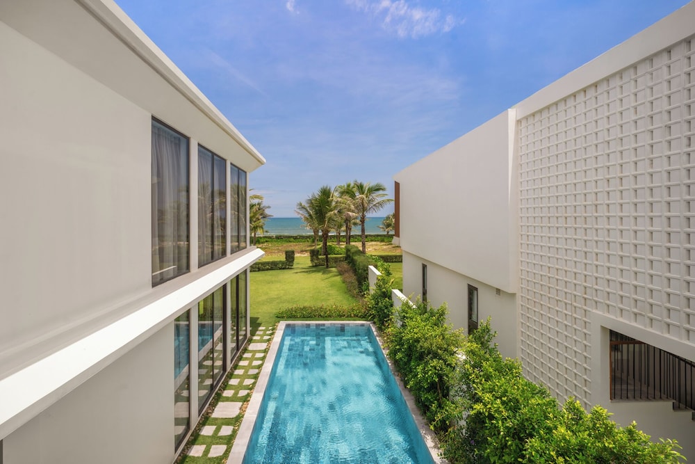 Aqua Vista Hoi An Beachfront Villas