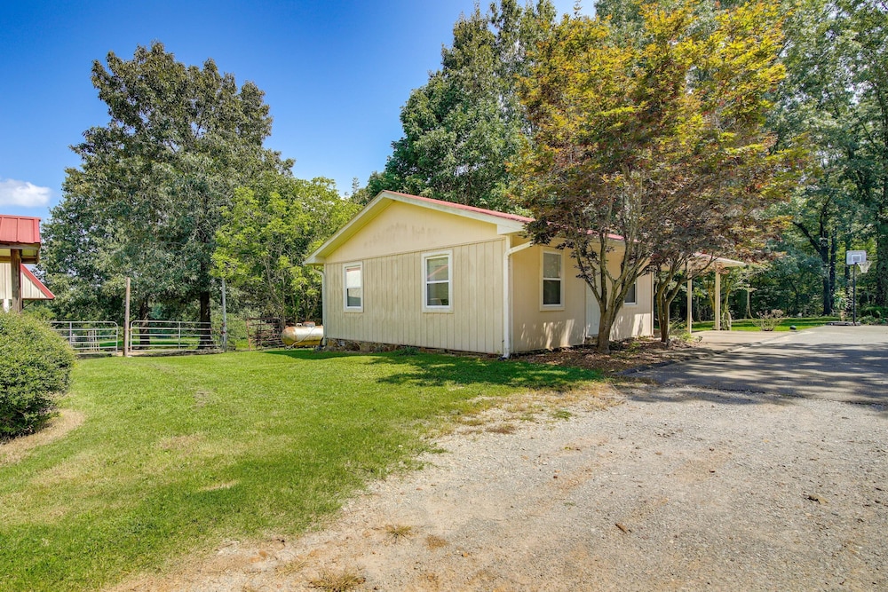 Tennessee Farm Vacation Rental w/ Game Room! view 3