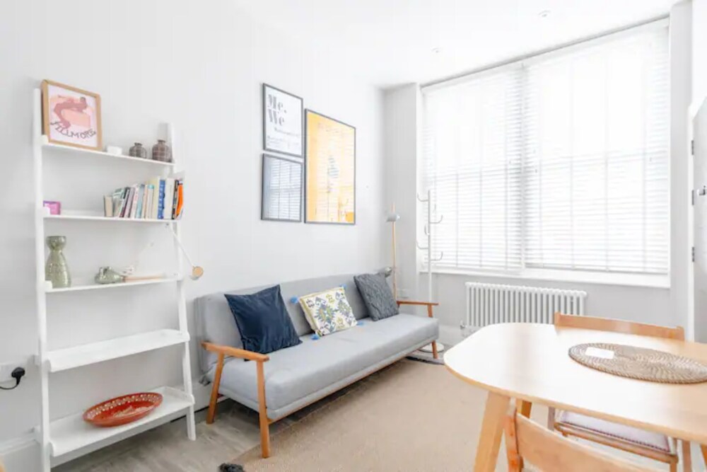 Chic 1BD Flat W/patio - 2 Mins From Baron's Court!